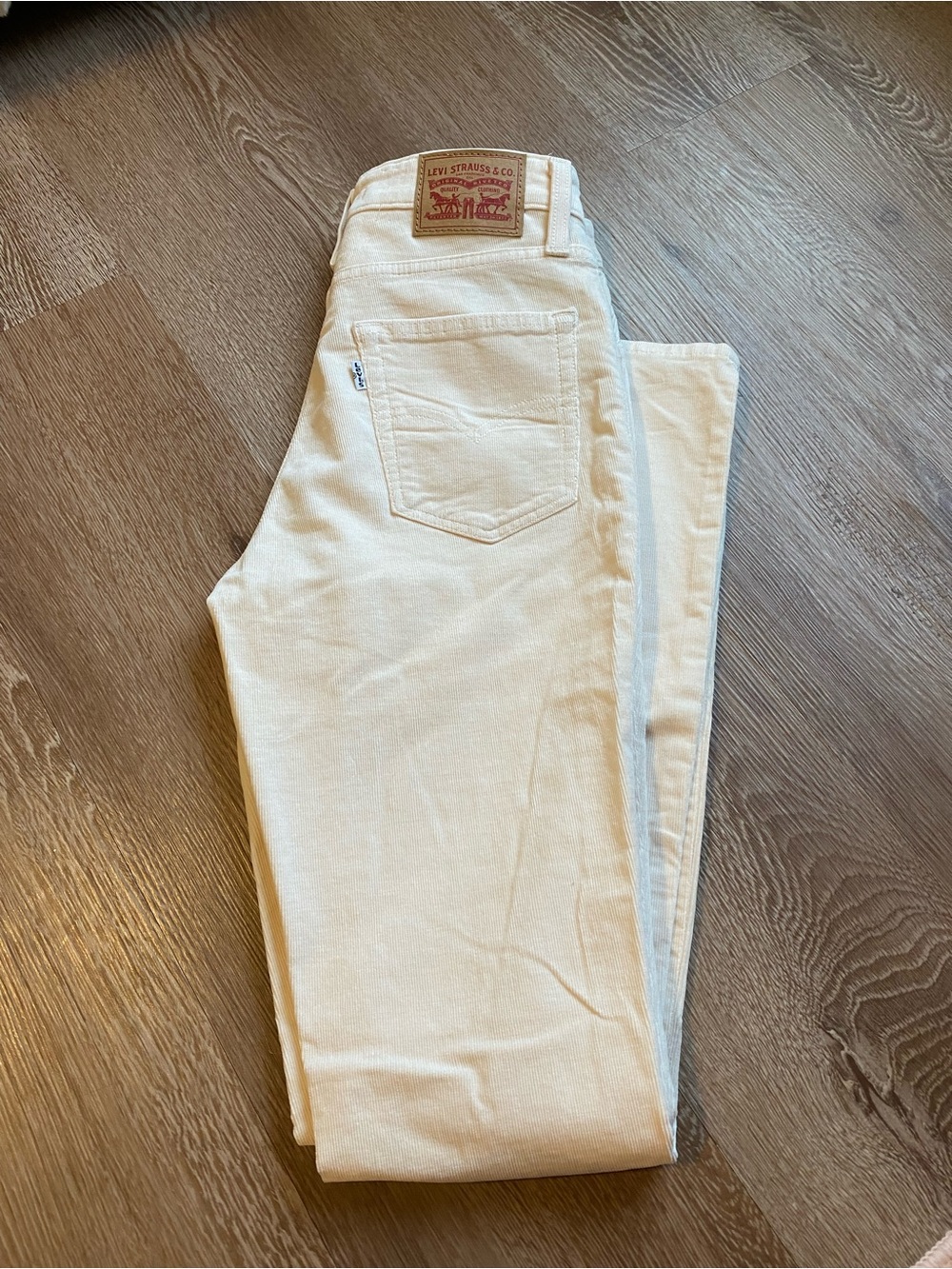 Levi's 725 High Rise Bootcut in Off-White